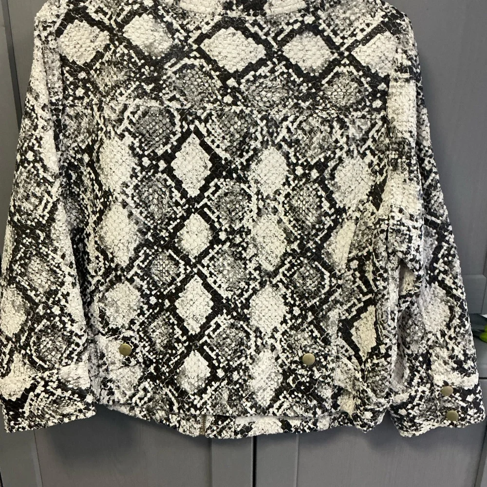 Ruby Rd. Monochrome Snake Print Teddy Jacket - Picture 3 of 3